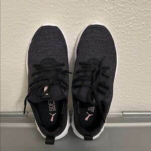 Puma Women Black Sneakers Size 7.5 . New With No Box . 🛍️lightweight